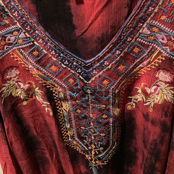 Calessa highly embroidered bodice and roll tan sleeves. Two side slits. - Picture 3 of 5